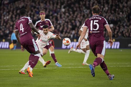 El tricolor Jesús Corona (de blanco) no pudo evitar la eliminación del Sevilla a manos del West Ham.