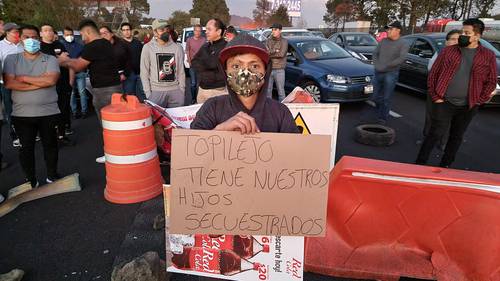 La protesta y el cierre de la autopista se realizan al inicio del puente largo que termina el 21 de marzo, donde miles de personas que se dirigían a los destinos turísticos al sur del país, estuvieron varias horas varados.