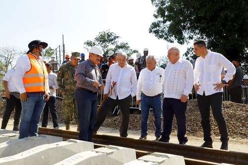 El presidente Andrés Manuel López Obrador inició una gira de trabajo de tres días por el estado de Oaxaca para supervisar obras del Tren Interoceá-nico en el istmo de Tehuantepec, las cuales se realizan en coordinación con el gobernador de esa entidad, Alejandro Murat Hinojosa. Ambos recorrie-ron la agencia de Donají, en el municipio de Matías Romero, donde revisaron parte de las vías del tren.