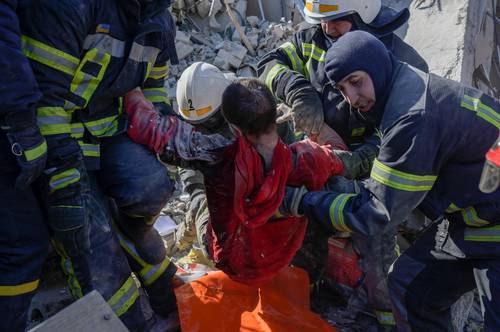  Rescate de un soldado en una escuela militar alcanzada por cohetes rusos, en Mykolaiv, sur de Ucrania, donde murieron unos 40 elementos. Foto Afp
