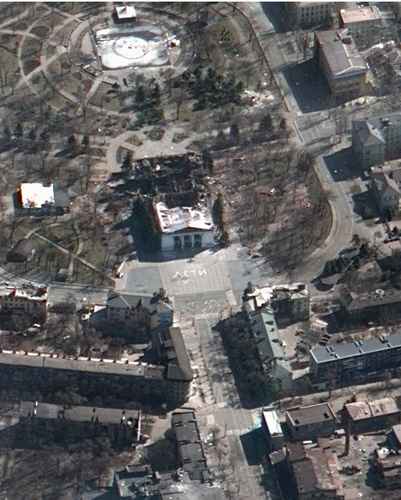  Imagen satelital del Teatro Dramático de Mariupol, que fue bombardeado el miércoles. Equipos de rescate buscaban ayer a civiles que se temía estaban atrapados bajo los escombros. Foto Afp