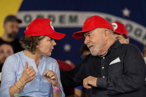 El ex presidente Luiz Inácio Lula da Silva afirmó en Curitiba que Brasil está gobernado por un sicópata, en alusión al mandatario de tendencia ultraderechista Jair Bolsonaro. Tras recuperar sus derechos políticos en marzo de 2021, el ex mandatario encabeza las encuestas de opinión rumbo a las elecciones presidenciales de octubre. En la imagen, conversa con la presidenta del Partido de los Trabajadores, Gleise Hoffmann, en un acto de esa fuerza política.
