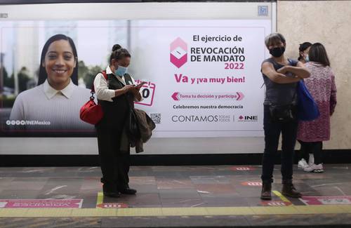 En el Metro, tras la firma de un convenio con el INE, se colocaron algunos carteles para la consulta.