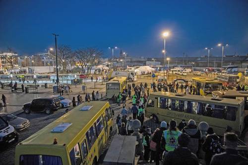  Pacientes de un centro de discapacidades físicas y sicológicas que fueron evacuados de la localidad de Sievierodonetsk llegaron ayer a Leópolis. Foto Jaír Cabrera Torres