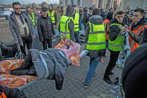  Pacientes de un centro de discapacidades físicas y sicológicas que fueron evacuados de la localidad de Sievierodonetsk llegaron ayer a Leópolis. Foto Jaír Cabrera Torres