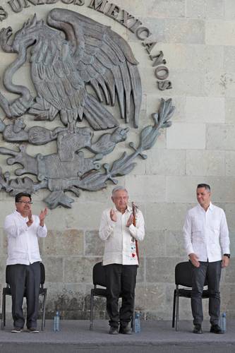 Durante su gira por el municipio donde hace 216 años nació Benito Juárez, el gobernador de Oaxaca, Alejandro Murat, respaldó al mandatario.