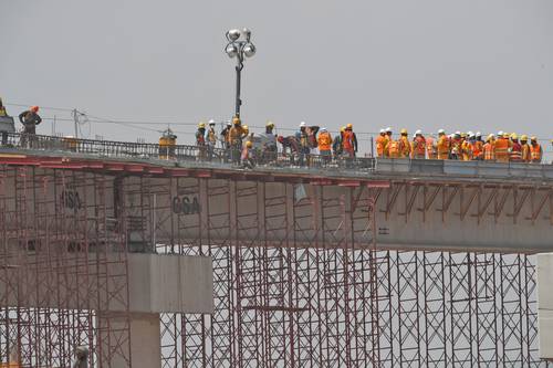 Obreros trabajan las 24 horas del día con miras a tener lista en diciembre la conexión del Aeropuerto Internacional Felipe Ángeles con el Circuito Exterior Mexiquense.