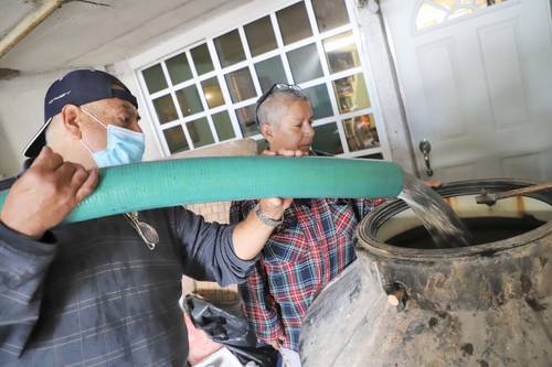 Un operador de pipa del Sistema de Agua Potable, Alcantarillado y Saneamiento de Ecatepec, estado de México, abastece una vivienda. Según el director del organismo, Mario Luna Escanamé, el desabasto es originado por fugas en la red de tubería y por el recorte que ha sufrido el municipio por parte de la Comisión de Aguas del Estado de México en la entrega de líquido en bloque del Sistema Cutzamala.