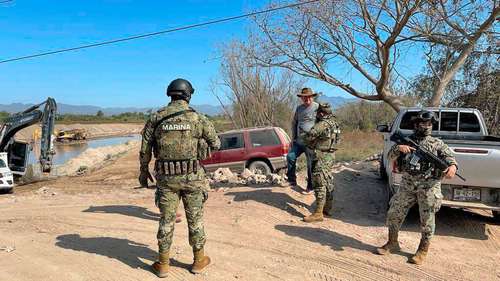 Personal de la Marina vigila el pozo Radial del Sistema de Agua Potable, Drenaje y Alcantarillado de Puerto Vallarta, Jalisco, ubicado en la confluencia de los ríos Mascota y Ameca, para evitar que empresas cribadoras sigan explotando material pétreo en un área restringida, lo que ha ocasionado una baja considerable del caudal de agua.