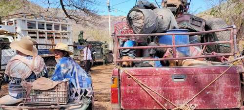 Decenas de familias desplazadas en 2020 del poblado de Zihuaquio por presuntos miembros del cártel Jalisco Nueva Generación regresaron el sábado a sus hogares, acompañados por el Ejército, la Guardia Nacional y las policías estatal y ministerial, así como por representantes de la Comisión de Defensa de los Derechos Humanos de Guerrero.