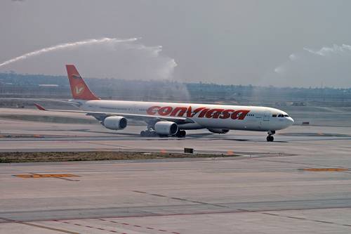 A las 13:46 horas arribó, procedente de Caracas, Venezuela, la aeronave de la línea Conviasa, la cual fue recibida con bombo y platillo en el Felipe Ángeles.