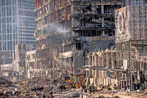 Bomberos ucranios trabajan entre los escombros del centro comercial Retroville, después de que fue bombardeado por las fuerzas rusas en el noroeste de Kiev.