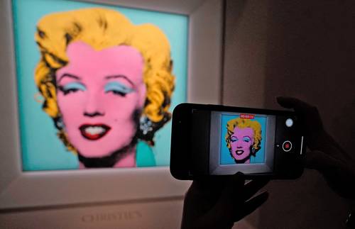 Shot Sage Blue Marilyn, realizada por Andy Warhol en 1964, saldrá a subasta con el precio más alto para una obra del siglo XX, informó la casa de remates.