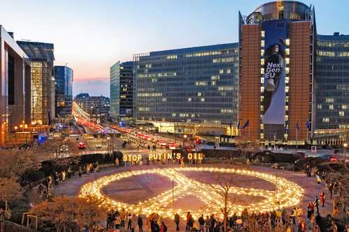 Luces y velas forman un símbolo de paz gigante durante la vigilia organizada por Avaaz frente a los edificios del Consejo y la Comisión europeos, ayer en Bruselas.