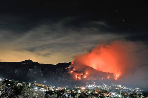 Un incendio forestal en los cerros La Luz y Los Corredores, en el Pueblo Mágico de Tepoztlán, se encontraba al cierre de esta edición fuera de control. La conflagración se inició la madrugada del martes y era combatida por un grupo de brigadistas, informaron autoridades de Protección Civil estatal.