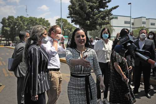 La alcaldesa de Cuauhtémoc, Sandra Cuevas Nieves, a su salida de los juzgados orales del Reclusorio Norte después de ser vinculada a proceso y ratificarle medidas cautelares.