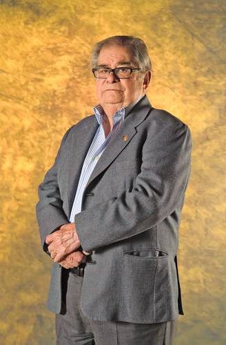 Al recibir el Premio Nacional de Ciencias y Artes en 1981, el historiador Miguel León Portilla, autor de la emblemática obra Visión de los vencidos, fallecido en 2019, destacó su dedicación “a mostrar la riqueza del mundo indígena y la injusticia crónica de que ha sido objeto. Ese es mi destino”, declaró. En el homenaje de hoy se develará un retrato suyo, obra de Lucinda Urrusti.