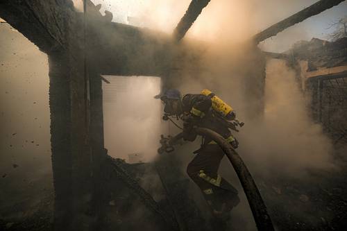 Incendio en una vivienda en Kiev, alcanzada por la ofensiva militar rusa.