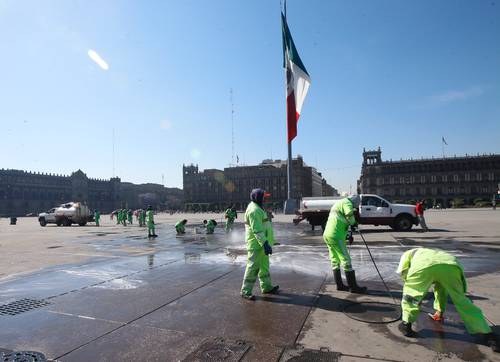 Con la llegada de la primavera y el calor, la Plaza de la Constitución se ganó un baño a conciencia para el disfrute de los capitalinos.