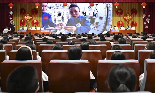 Astronautas de la estación espacial china de Tiangong dictaron una conferencia a estudiantes de una secundaria. Los miembros de la tripulación del Shenzhou-13, Zhai Zhigang, Wang Yaping y Ye Guangfu, hicieron experimentos en un entorno de gravedad cero. El aula principal en tierra está en el Museo de Ciencia y Tecnología de China y hay más en otros recintos del país.