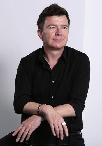 Never Gonna Give You Up, del primer álbum del cantante, tuvo impacto mundial.