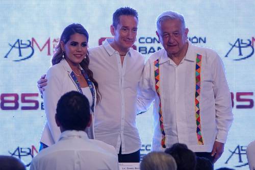 La gobernadora de Guerrero, Evelyn Salgado, y el presidente de la ABM, Daniel Becker Feldman, acompañan al jefe del Ejecutivo, Andrés Manuel López Obrador.