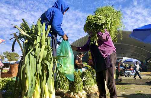 Venta de flores y hortalizas en la nave 2 de la Central de Abasto, donde los productores son obligados a levantar sus puestos a las 10 de la mañana.