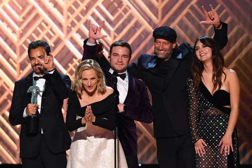 De izquierda a derecha, Eugenio Derbez, Marlee Matlin, Daniel Durant, Troy Kotsur y Emilia Jones reciben el premio al mejor elenco en los SAG Awards, por CODA.