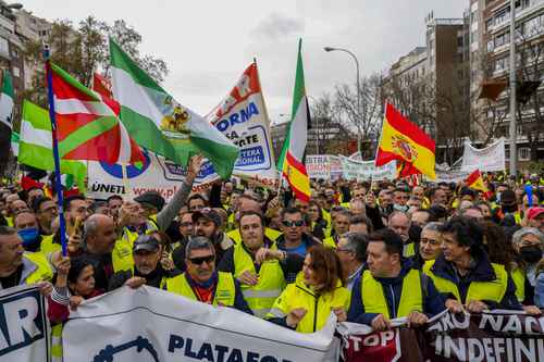 Transportistas protestan contra el alto precio del combustible en Madrid, España. El gobierno y las principales federaciones llegaron a un acuerdo que fue rechazado por los camioneros independientes.