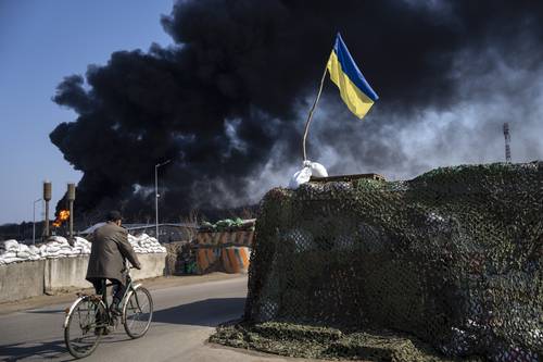 Las fuerzas armadas rusas bombardearon ayer instalaciones de combustibles en las afueras de Kiev.