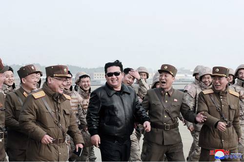 Corea del Norte confirmó que probó y disparó un “nuevo tipo” de misil balístico intercontinental hacia el mar de Japón o mar del Este, informó el medio estatal KCNA. El proyectil denominado Hwasongpho-17 es descrito como “una nueva arma estratégica”. En la imagen, el líder supremo norcoreano, Kim Jong-un (centro), quien supervisó el lanzamiento.