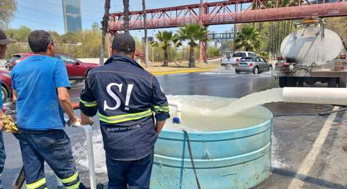 En Monterrey se mide la potabilidad de un pozo somero ubicado sobre la avenida Morones Prieto. El agua se usará para regar áreas verdes.