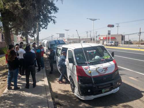  En las orillas de la carretera libre México-Pachuca, operadores de rutas de los municipos aledaños al nuevo aeropuerto se mantienen expectantes. Foto Pablo Ramos