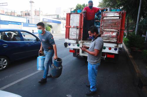 El precio máximo del gas licuado de petróleo (LP) disminuirá en promedio nacional 0.5 por ciento respecto de la semana pasada, con lo que suma dos semanas consecutivas de reducciones, de acuerdo con la lista publicada este sábado por la Comisión Reguladora de Energía (CRE). Desde este domingo y hasta el 2 de abril el costo promedio nacional del combustible doméstico que se vende por kilogramo será de 25.46 pesos y por litro 13.75 pesos. A raíz de la invasión a Ucrania, los precios internacionales de los combustibles han mostrado volatilidad, pero desde la semana pasada el costo del energético ha tenido un respiro.