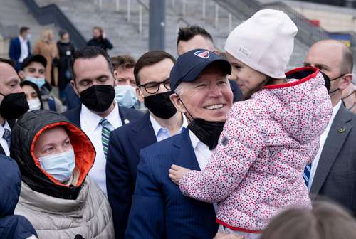 El mandatario de Estados Unidos, Joe Biden, visitó ayer un centro de refugiados ucranios en Polonia.