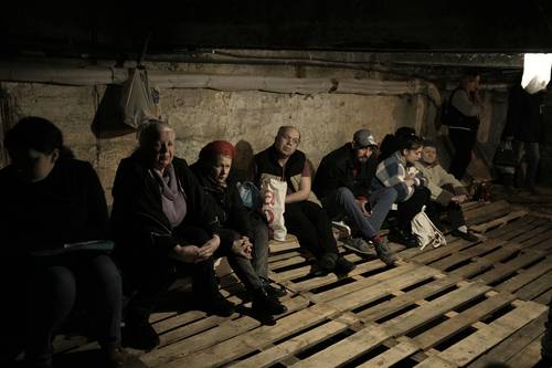 Cientos de personas se refugiaron bajo tierra ayer ante las explosiones en Leópolis, Ucrania occidental.