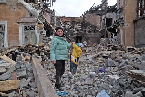 Una residente de Mykolaiv, ciudad clave ubicada en el camino que lleva a Odesa, el puerto más grande de Ucrania, volvió ayer a su casa, devastada por los bombardeos rusos.