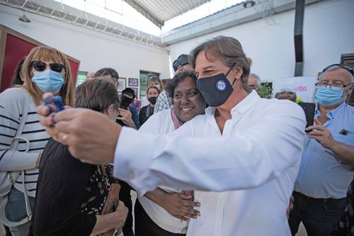 El presidente de Uruguay, Luis Lacalle Pou, manifestó su beneplácito tras conocer el resultado del referéndum que avala su plataforma de gobierno. En la imagen, el mandatario en la casilla en la que emitió su voto.