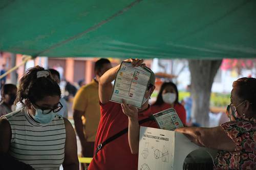 Funcionarios de la casilla ubicada en el parque central del municipio de Santa Cruz Xoxocotlán, Oaxaca, sacaron las papeletas para el conteo de votos de la elección de alcaldes en seis localidades del estado.