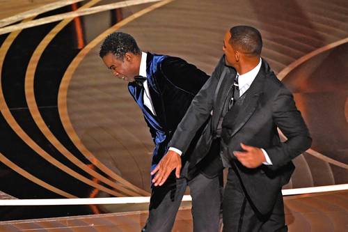 Al anunciar un galardón de documental, el comediante Chris Rock hizo una broma sobre el cabello de la esposa de Will Smith, quien subió al escenario y lo abofeteó, lo que provocó un gran silencio en el teatro Dolby de Los Ángeles.