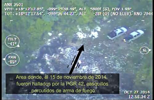 Imagen tomada de un video en el cual se observa a más de 40 personas que arribaron desde la madrugada del 27 de octubre de 2014 al basurero de Cocula y alteraron la escena.