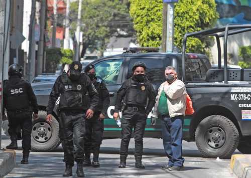 Agentes federales, apoyados por policías capitalinos, realizaron un operativo en una vecindad de Tacubaya, donde al parecer había personas secuestradas.