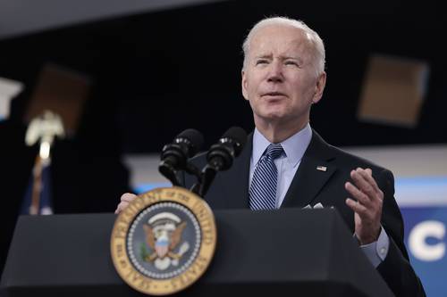 El gobierno de Joe Biden utilizará casi 3 mil 200 millones de dólares de la ley bipartidista de infraestructuras para ayudar a los estadunidenses a reducir los costos energéticos en el hogar, informó el miércoles la secretaria de Energía, Jennifer Granholm. Con lo anterior, hasta 450 mil hogares de bajos ingresos recibirán apoyo para mejoras que les permitan disminuir el uso de energía. Según Granholm, los estadunidenses de bajos ingresos gastan hasta 30 por ciento de su sueldo en energía. Por otra parte, tres fuentes dijeron a Reuters que el gobierno está considerando eliminar temporalmente las restricciones a las ventas de gasolina con mayor contenido de etanol en verano, como una forma de reducir los costos de combustible