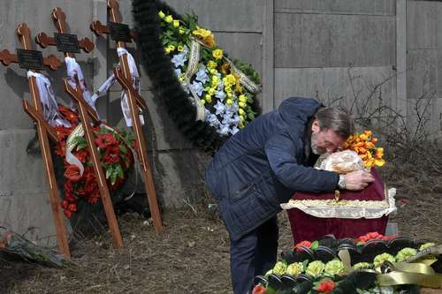 Funeral de Mykola Goryainiv, de 3 años, quien murió con sus padres cuando huían de una zona de combate en la región de Járkov, Ucrania.