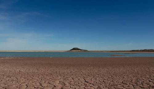 La presa Cerro Prieto, en el municipio de Linares, desde la cual se trasvasará agua a la presa La Boca, en beneficio de los habitantes de la localidad de Santiago, al sur de Monterrey. Ambos embalses se encuentran en sus niveles mínimos históricos.