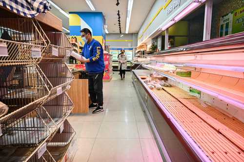  Escena en un supermercado en medio de las medidas de con-finamiento en Shanghái. Foto Afp