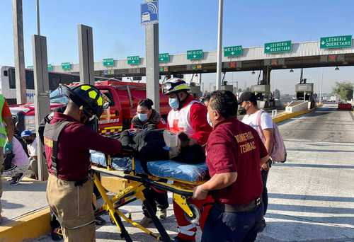 Al menos 30 personas resultaron lesionadas ayer por la mañana, cuando un autobús de la línea San Pablo Tecalco se quedó sin frenos y chocó contra un muro de protección en la caseta de cobro Ojo de Agua, en la carretera México-Pachuca. La dirección de protección civil del municipio de Tecámac, estado de México, informó que 12 pasajeros fueron trasladados a varios hospitales.