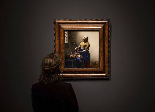 La lechera, uno de los óleos más famosos del holandés Johannes Vermeer, custodiado por el Rijksmuseum y que forma parte del Complejo del Museo en Amstel (antiguo Hermitage), en Ámsterdam, Países Bajos, es expuesto durante la reapertura, el 31 de marzo pasado. Debido al conflicto actual entre Rusia y Ucrania, a principios de este mes el Hermitage rompió lazos con el museo ruso del mismo nombre, ubicado en San Petersburgo.