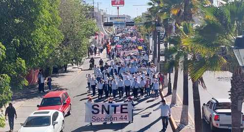 Miles de docentes a su paso por la calle Cuauhtémoc, de la capital duranguense, se quejaron porque, a pesar de que les hacen los descuentos en nómina, el go-bierno no está al corriente en los pagos a los fondos de vivienda y retiro.