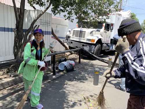 Tras impactarse contra dos puestos y una estación de EcoBici, paramédicos del Escuadrón de Rescate y Urgencias Médicas atendieron a dos lesionados en el lugar. El conductor dijo que “notó una falla mecánica”, por lo que perdió el control.